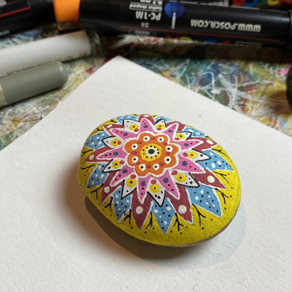 Stein mit Mandala malen